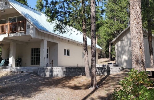 Crescent Cabin | Large Waterfront Cabin on Crescent Creek near Crater, Crescent, and Odell Lake.