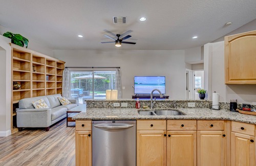 Wellington House | Large Wellington home! King BR ensuite, enjoy the pool, BBQ, & patio TV, WiFi. n