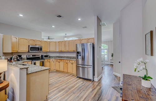 Wellington House | Large Wellington home! King BR ensuite, enjoy the pool, BBQ, & patio TV, WiFi. n