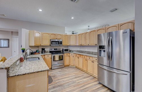 Wellington House | Large Wellington home! King BR ensuite, enjoy the pool, BBQ, & patio TV, WiFi. n