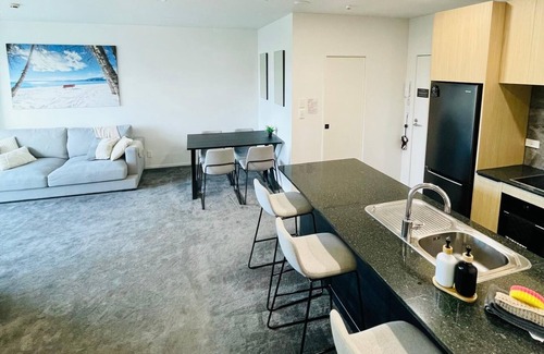 Takapuna Apartment | Largest apartment in the block 2 bedrooms 2 bathrooms includes carpark and pool