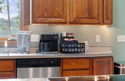 Hill City Cabin | Largest Hill City Cabin-Sleeps 20 with Hot Tub