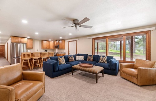 Hill City Cabin | Largest Hill City Cabin-Sleeps 20 with Hot Tub