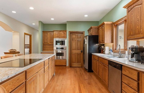 Hill City Cabin | Largest Hill City Cabin-Sleeps 20 with Hot Tub