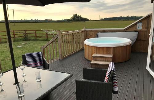 Somerton Resort | Larkrise Farm Lodges