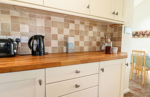 New Forest District Cottage | LARKRISE, pet friendly, character holiday cottage in Fordingbridge