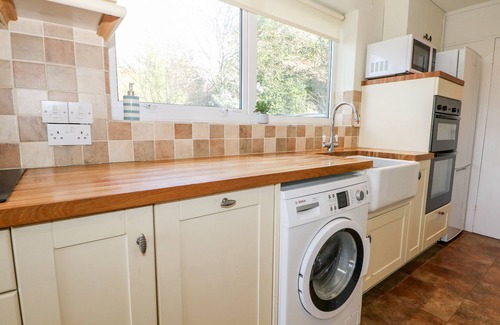 New Forest District Cottage | LARKRISE, pet friendly, character holiday cottage in Fordingbridge