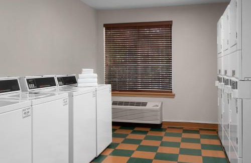 Snail Hotel | Larkspur Landing Extended Stay Suites Sunnyvale