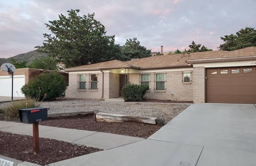 Northeast Heights House | Last Minute Discount! Peaceful Home in NE Heights Views, Trails in the Foothills