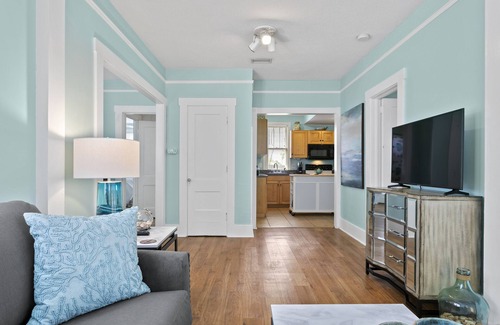 Downtown Dunedin Cottage | Last minute discounts for Fall - Quaint Bungalow just off Main Street!