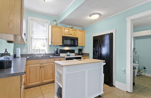 Downtown Dunedin Cottage | Last minute discounts for Fall - Quaint Bungalow just off Main Street!