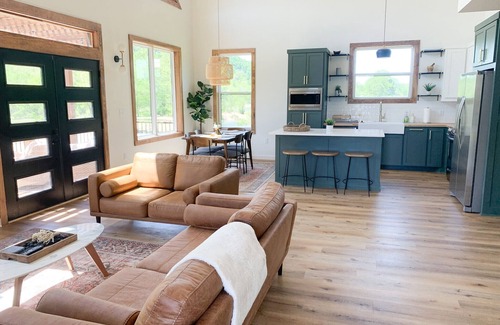 Glenwood Cabin | Last of My Kind—NEW modern cabin on the Caddo River and 30 min from Camp Ozark!
