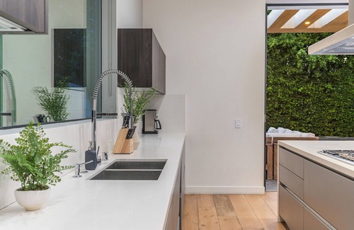 Melrose House | Laurel K Villa: Stylish 4-Bdr Escape w Pool & Spa