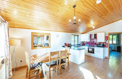 Newton Stewart Ski Chalet | Laurel Lodge 6 with Hot Tub