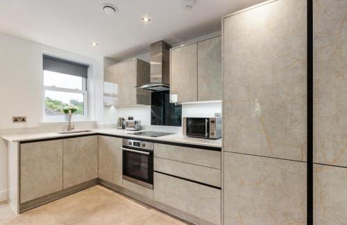 Leatherhead Apartment | Lavish 2-Bedroom Apartment by E2M, Leatherhead