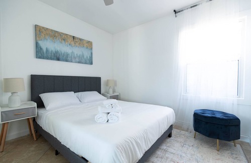 Burbank House | Lavish 3BD House near Universal, w/Heated Pool and Tub