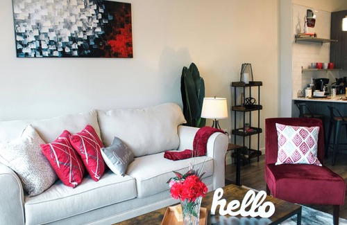 Downtown Louisville Apartment | Lavish Apartment in the Heart of Downtown! Pool, Gym, King Bed, Coffee Bar!