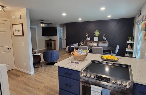 Motley House | Lavish Renovated Lake Home on Shamineau - HIGHLY RATED!