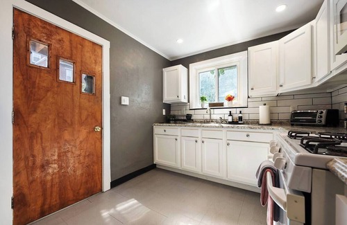 Lawrenceville House | Lawrenceville Gem: 2 Kings & Cozy Yard