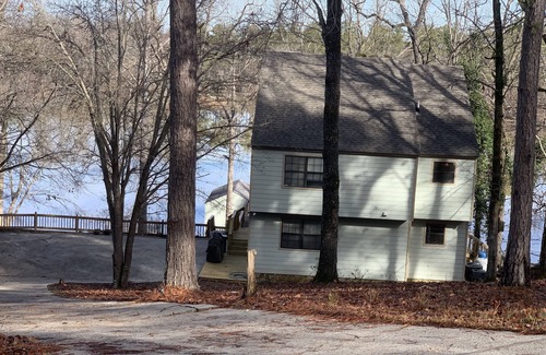 Columbiana House | Lay Lake House, life is better on the lake