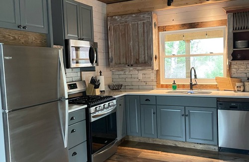 Bozeman Cabin | Lazy Bear Cabin- 2 bdrm 2 bath. 10min to downtown and convenient to everything.