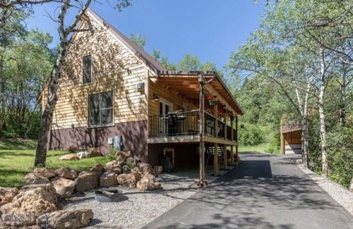 Bozeman Cabin | Lazy Bear Cabin- 2 bdrm 2 bath. 10min to downtown and convenient to everything.