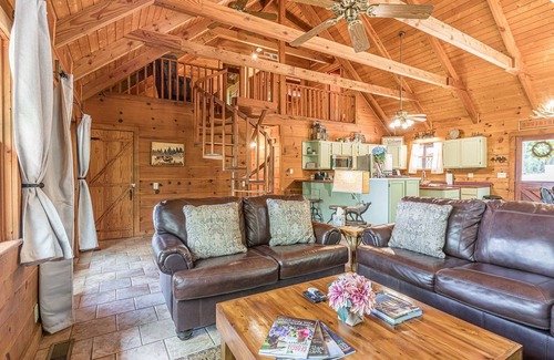 Clarkesville Cabin | Lazy Bear Cabin | Secluded Year-Round Mountain View, Hot Tub, Fire Pit, Games
