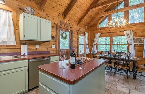 Clarkesville Cabin | Lazy Bear Cabin | Secluded Year-Round Mountain View, Hot Tub, Fire Pit, Games