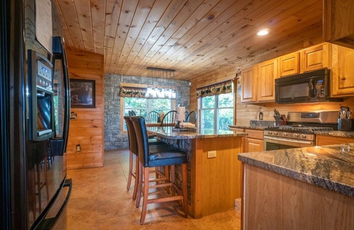 Helen Cabin | Lazy Bear Lodge - Mountain Cabin w/Spectacular Views Close to Helen