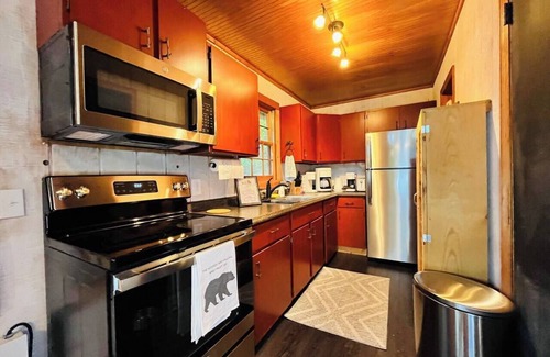 Helen Cabin | Lazy Bear Treehouse Pet Friendly & Min to Helen!