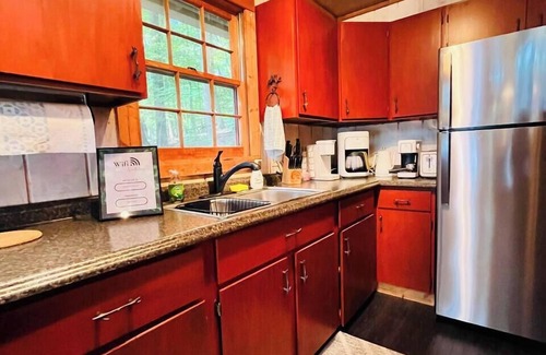 Helen Cabin | Lazy Bear Treehouse Pet Friendly & Min to Helen!