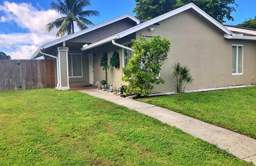 Royal Palm Beach House | Lazy Palms