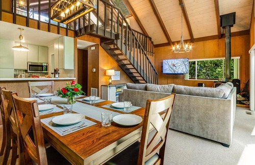 Guerneville Cabin | LazyRiverLodge~Classic Cabin on River Family FUN Dock&Decks!GmRm/WiFi/HotTub