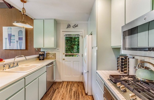 Guerneville Cabin | LazyRiverLodge~Classic Cabin on River Family FUN Dock&Decks!GmRm/WiFi/HotTub