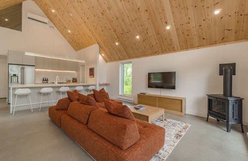 Shefford Cottage | Le Østa |Construction 2024| Hot Tub | Bromont 5kmn