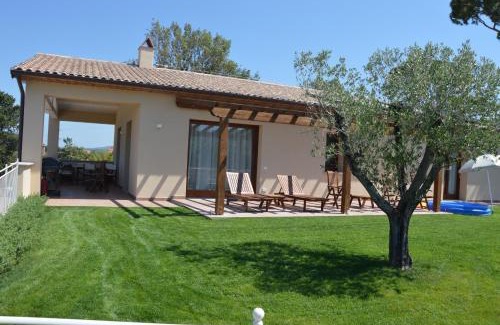 Castagneto Carducci Villa | Le Bozze -Villa Jenny con WI-FI, posto auto, piscina a sfioro a Castagneto Carducci