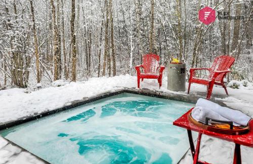 Pont-Rouge Ski Chalet | Le Céleste de Portneuf - Hot tub in the forest