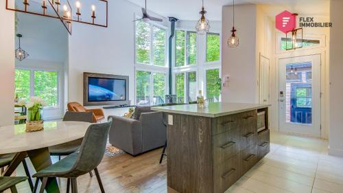 Pont-Rouge Ski Chalet | Le Céleste de Portneuf - Hot tub in the forest