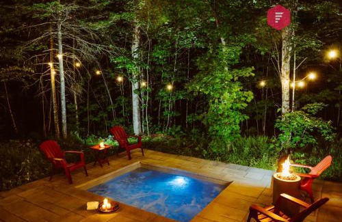 Pont-Rouge Ski Chalet | Le Céleste de Portneuf - Hot tub in the forest