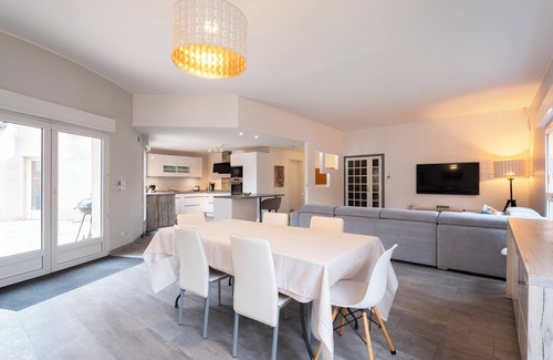 Thionville House | Le Château Jeannot - Rock in Share