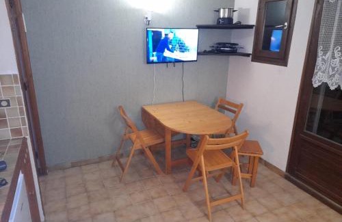 Les Carroz-d'Araches Apartment | Le chalet des neiges 3 est au calme situé à 5 mn à pied du centre juste à côté du terrain de foot est composé canapé convertible et 3 lits supperposés parking privé sur place et arrêt navette gratuite à 30 m