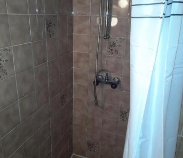 Les Carroz-d'Araches Apartment | Le chalet des neiges 3 est au calme situé à 5 mn à pied du centre juste à côté du terrain de foot est composé canapé convertible et 3 lits supperposés parking privé sur place et arrêt navette gratuite à 30 m