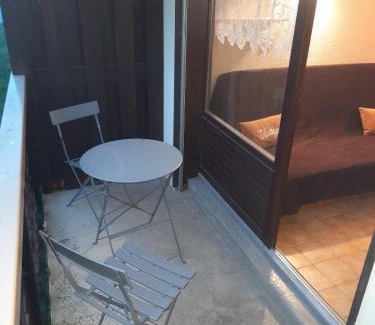 Les Carroz-d'Araches Apartment | Le chalet des neiges 3 est au calme situé à 5 mn à pied du centre juste à côté du terrain de foot est composé canapé convertible et 3 lits supperposés parking privé sur place et arrêt navette gratuite à 30 m