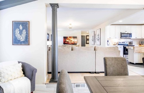Williamstown House | Le Chandelier: Nestled Amidst Breathtaking Scenery , 5 Miles from the Ark