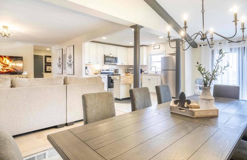 Williamstown House | Le Chandelier: Nestled Amidst Breathtaking Scenery , 5 Miles from the Ark