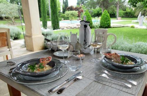 Graveson Bed & Breakfast | LE CLOS DES CYPRES - Maison d'hôtes de Charme - Diner Gourmet - Piscine & Jacuzzi