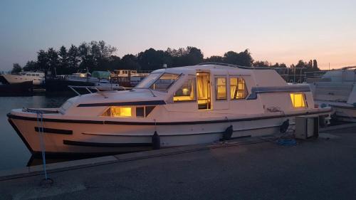 Saint-Jean-de-Losne Boat Rental | Le Colibri