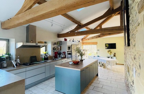 Saint-Sulpice-d'Excideuil House | Le Domaine du ValfeEric with charming gîte, ideal for family gatherings