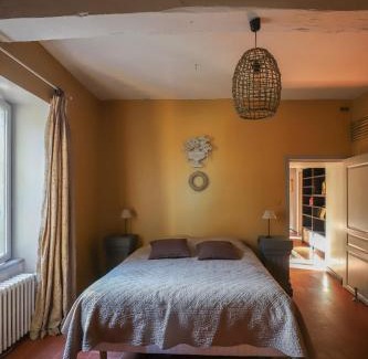 Saint-Julien-de-Civry House | Le gîte de Montjardin du Château de Vaulx