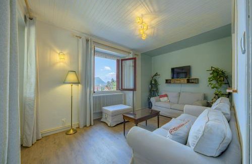 Voglans House | Le Gîte La Pierre Pons - vue montagne